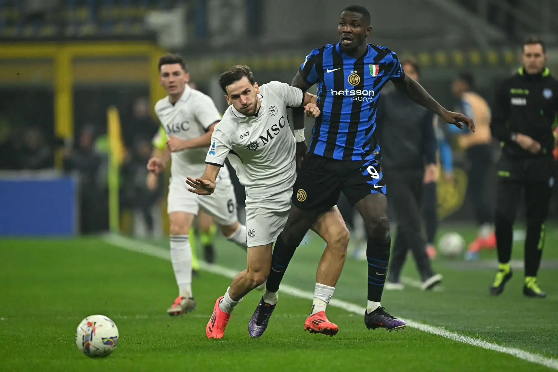 El delantero georgiano del Napoli, Khvicha Kvaratskhelia lucha por el balón con el delantero francés del Inter de Milán, Marcus Thuram durante el partido de fútbol de la Serie A italiana entre el Inter de Milán y el Napoli en el estadio de San Siro de Milán.
Foto: AFP