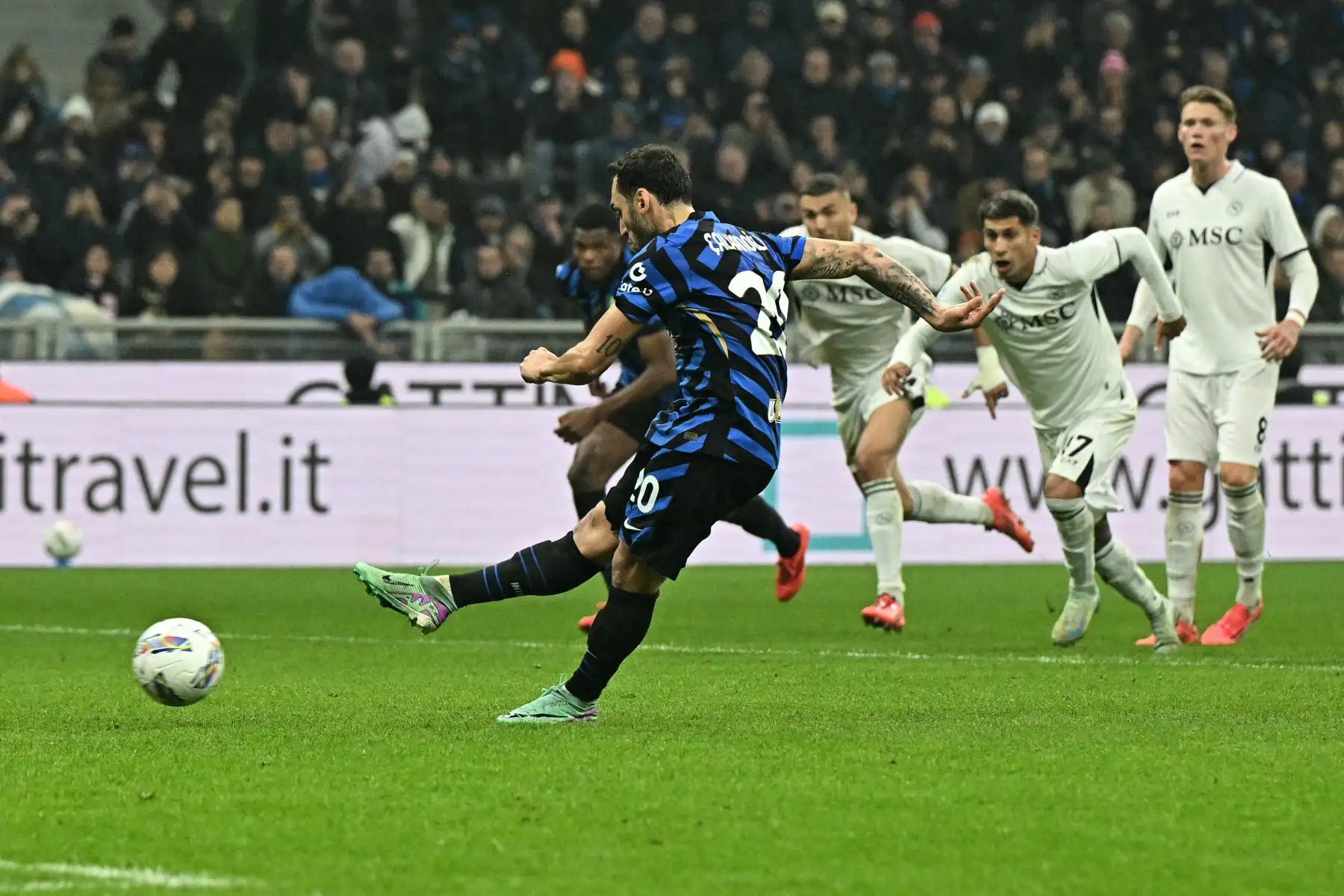 El centrocampista turco del Inter de Milán, Hakan Calhanoglu, no logra marcar un penalti durante el partido de fútbol de la Serie A italiana entre el Inter de Milán y el Napoli en el estadio de San Siro de Milán.
Foto: AFP