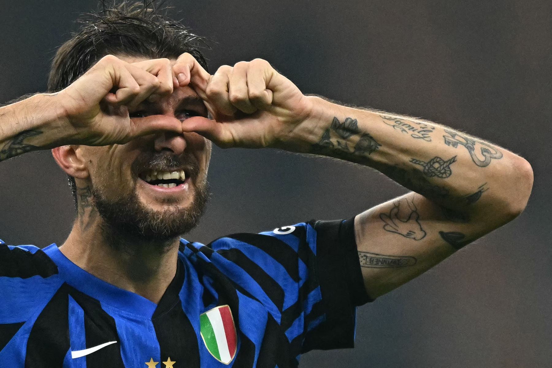 El defensa italiano  del Inter de Milán, Francesco Acerbi, hace un gesto al final del partido de fútbol de la Serie A italiana entre el Inter de Milán y el Napoli en el estadio de San Siro de Milán.
Foto: AFP