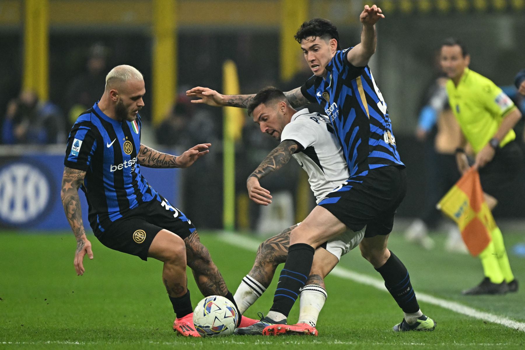 El delantero italiano del Napoli,  Matteo Politano lucha por el balón con el defensor italiano del Inter de Milán,  Federico Dimarco y el defensor italiano del Inter de Milán, Alessandro Bastoni durante el partido de fútbol de la Serie A italiana entre el Inter de Milán y Napoli en el estadio de San Siro en Milán.
Foto: AFP