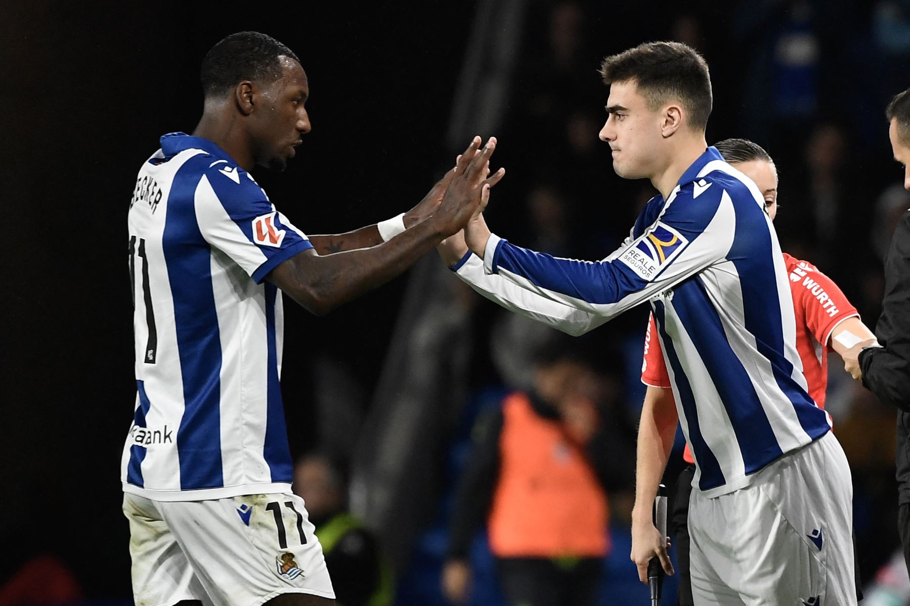 El delantero surinamés de la Real Sociedad, Sheraldo Becker , es sustituido por el delantero español de la Real Sociedad, Ander Barrenetxea, durante el partido de fútbol de la liga española entre la Real Sociedad y el FC Barcelona en el estadio de Anoeta en San Sebastián.
Foto: AFP