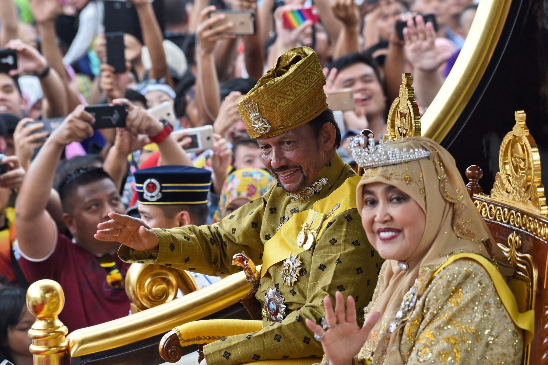 El sultán Hassanal Bolkiah de Brunei y la reina Saleha viajan en un carro real durante una procesión para conmemorar su jubileo de oro de acceso al trono en Bandar Seri Begawan el 5 de octubre de 2017.
Foto: AFP