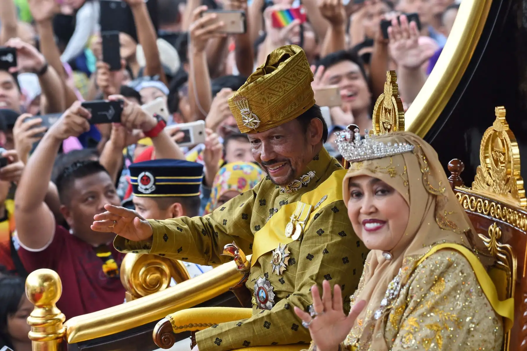 El sultán Hassanal Bolkiah de Brunei y la reina Saleha viajan en un carro real durante una procesión para conmemorar su jubileo de oro de acceso al trono en Bandar Seri Begawan el 5 de octubre de 2017.
Foto: AFP