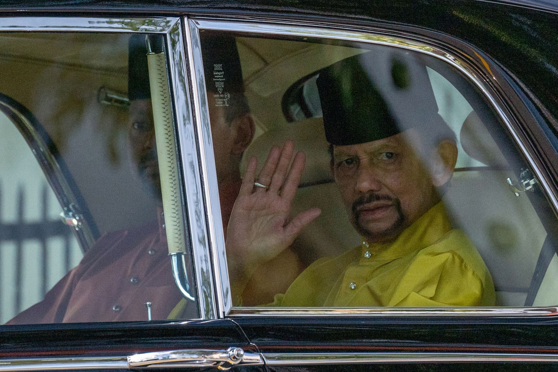 El sultán Hassanal Bolkiah  de Brunei saluda cuando llega a la ceremonia de solemnización de su hijo, el príncipe Abdul Mateen, como parte de la boda real en la mezquita del sultán Omar Ali Saifuddien en Bandar Seri Begawan en Brunei el 11 de enero de 2024. 
Foto: AFP