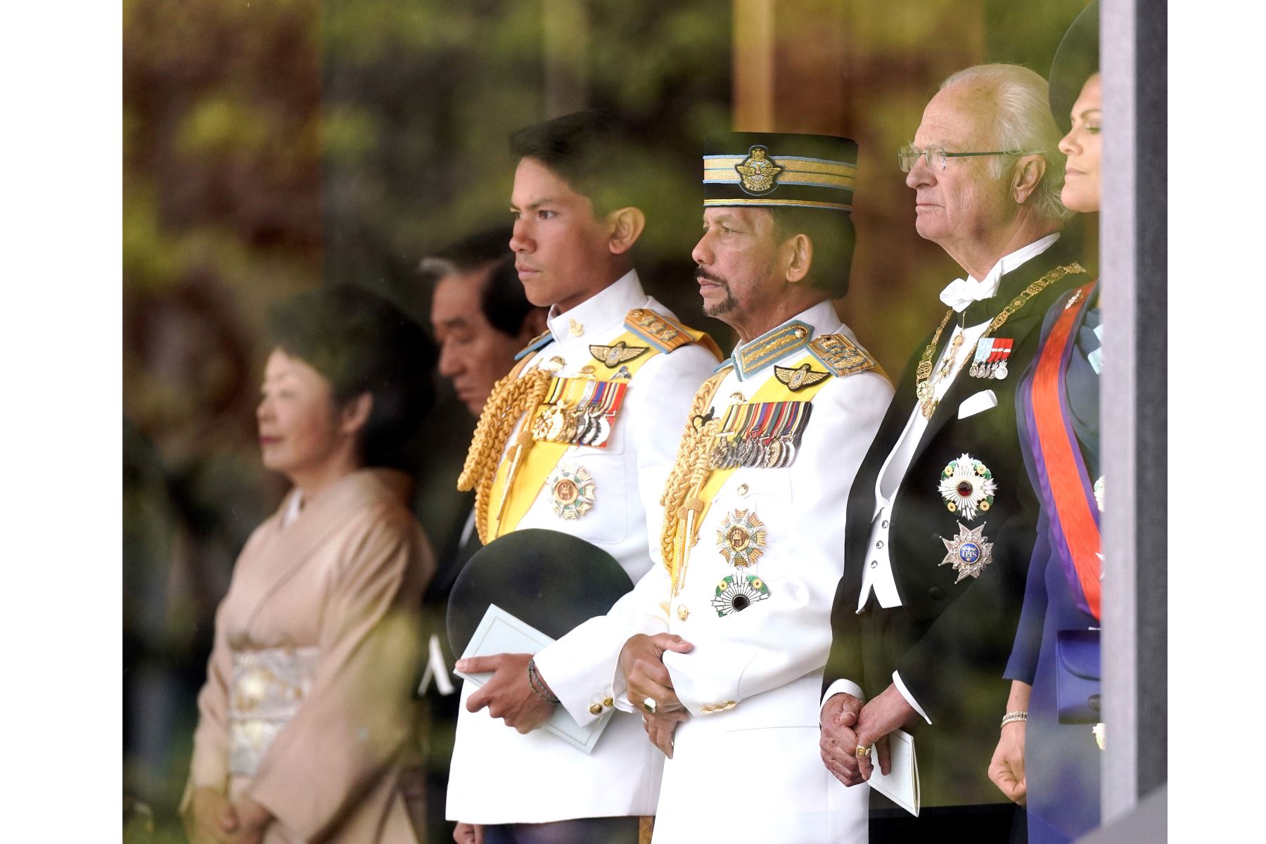 El rey sueco Carlos XVI Gustavo y el sultán de Brunei,Hassanal Bolkiah asisten a la ceremonia de entronización donde el emperador proclama oficialmente su ascensión al Trono del Crisantemo en el Palacio Imperial de Tokio el 22 de octubre de 2019. 
Foto: AFP