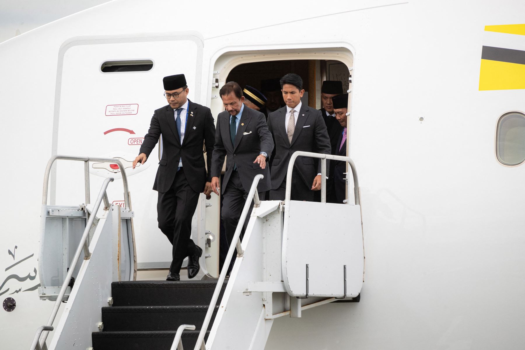 El Sultán de Brunei, Hassanal Bolkiah, llega al Aeropuerto Internacional de San Francisco en California, el 15 de noviembre de 2023, para asistir a la Semana de Líderes del Foro de Cooperación Económica Asia-Pacífico (APEC). 
Foto: AFP