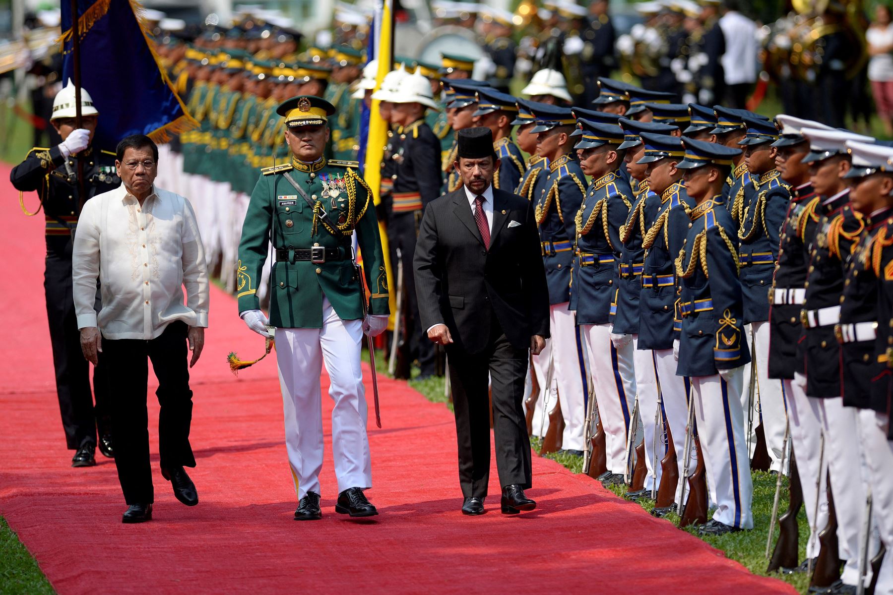 El presidente filipino Rodrigo Duterte camina con el sultán Hassanal Bolkiah de Brunei mientras inspecciona una guardia de honor durante una ceremonia de bienvenida en el Palacio Malacanang en Manila el 27 de abril de 2017, antes de la reunión de la Asociación de Naciones del Sudeste Asiático.
Foto: AFP