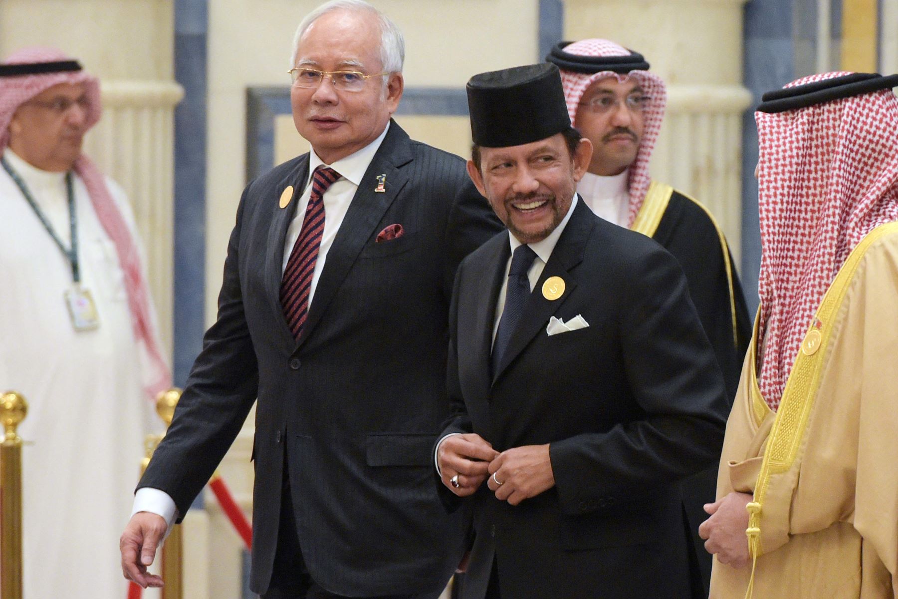 El Primer Ministro de Malasia, Najib Razak y el Sultán de Brunei Hassanal Bolkiah  llegan a la Cumbre Árabe Islámica Americana en el Centro de Conferencias Rey Abdulaziz en Riad el 21 de mayo de 2017. 
Foto: AFP