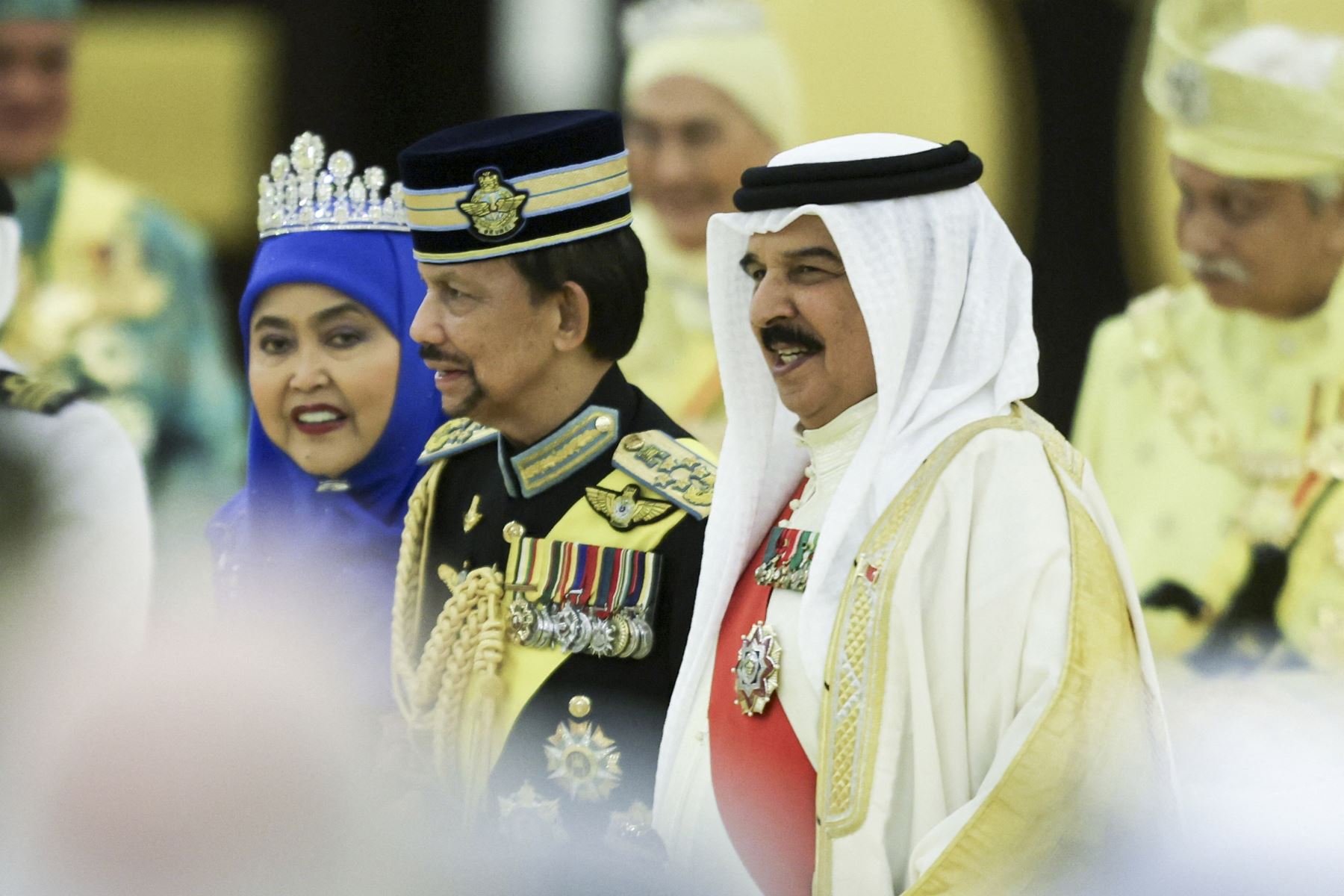 El rey de Bahrein, Hamad bin Isa Al Khalifa, el sultán de Brunei Hassanal Bolkiah y la reina de Brunei Pengiran Anak Saleha asisten a la ceremonia de coronación del decimoséptimo rey de Malasia, el sultán Ibrahim  en el Palacio Nacional de Kuala Lumpur.
Foto: AFP