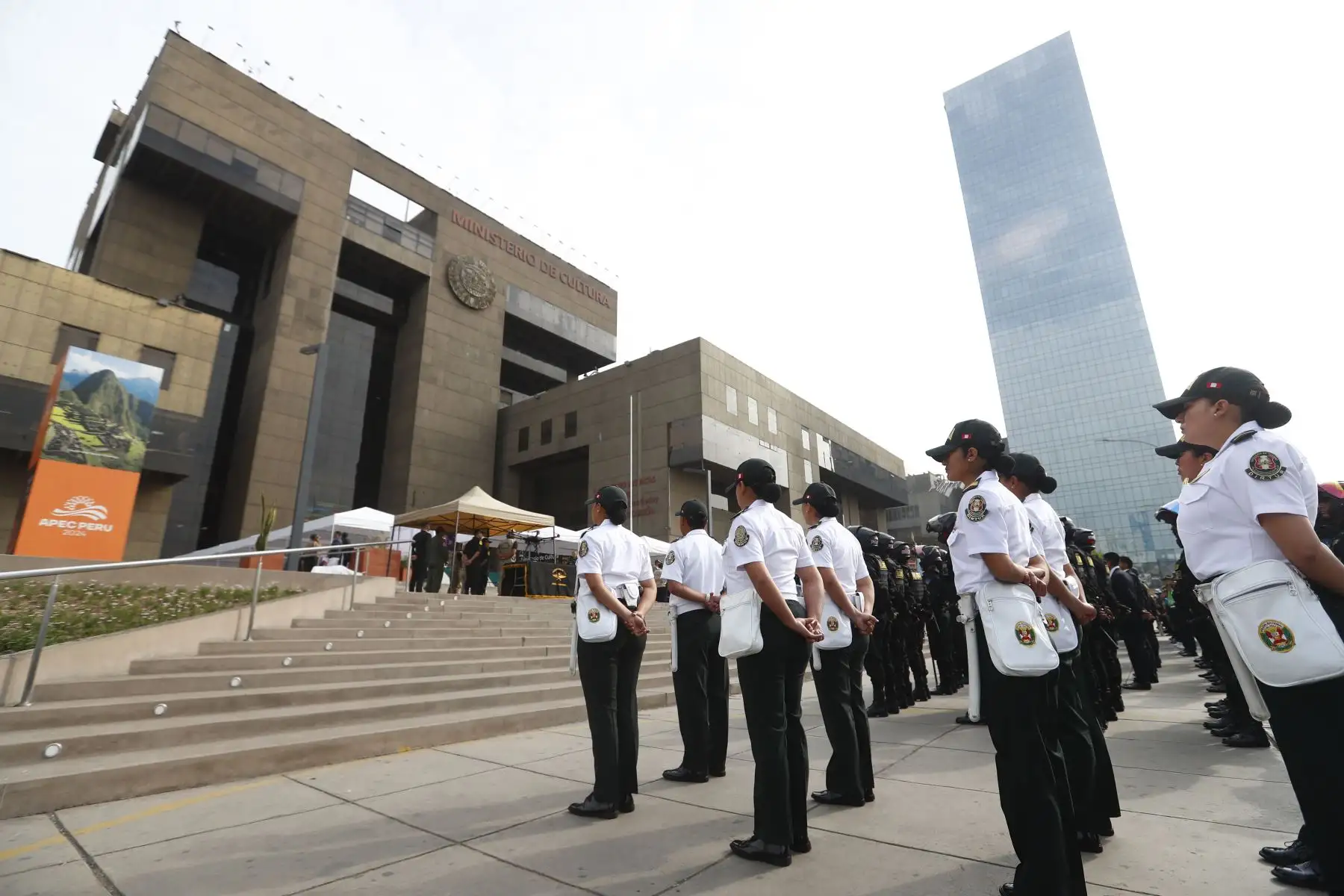 Despliegue de efectivos de la Policía Nacional del Perú de diversas unidades en las inmediaciones del Ministerio de Cultura para resguardar el orden durante el Foro de Cooperación Asia-Pacífico APEC Perú 2024. Foto: ANDINA/Daniel Bracamonte