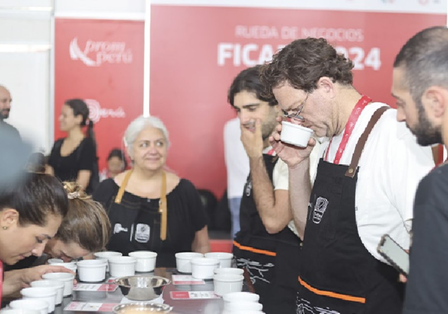 La cata de cafés especiales fue una de las actividades centrales de la Feria Internacional de Cafés Especiales (Ficafé) 2024 que se desarrolló en Tingo María (Huánuco) y que generó el interés de compradores internacionales que participaron del festival.  ANDINA/Difusión