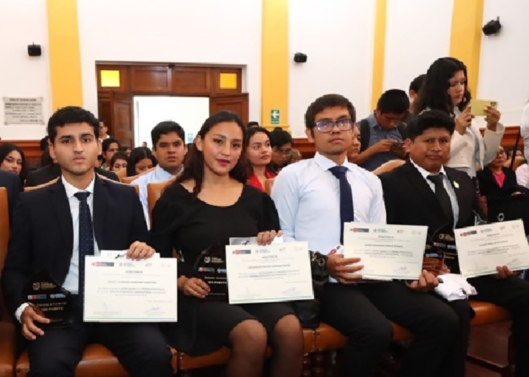 El Minam premió a estudiantes de cinco universidades de La Libertad que presentaron soluciones innovadoras para mejorar la gestión de residuos sólidos en esa región. ANDINA/Difusión