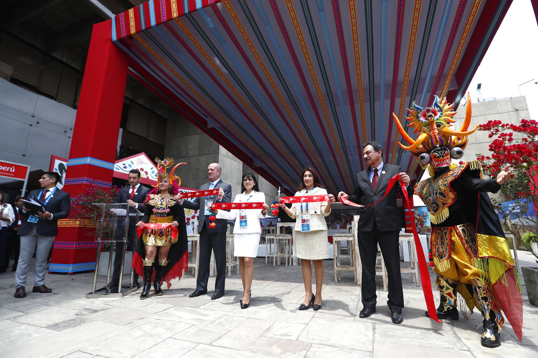 En el marco del Foro de Cooperación Económica Asia-Pacífico APEC Perú 2024, se inauguró la zona de Promperú en el Centro Internacional de Prensa del Ministerio de Cultura, en donde los visitantes podrán conocer importantes rasgos de la cultura peruana como la gastronomía y la música y danzas folclóricas. 
Foto: ANDINA/Daniel Bracamonte