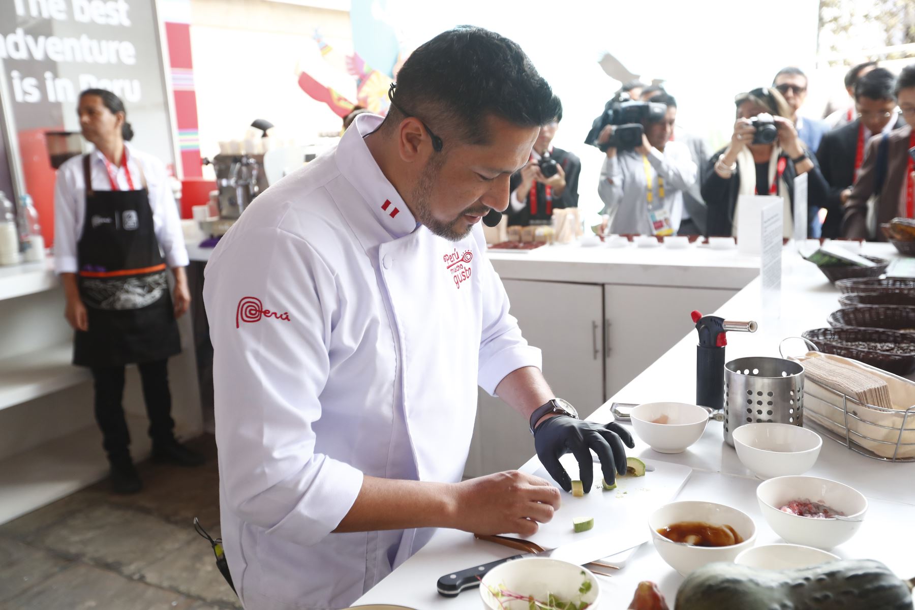 En el marco del Foro de Cooperación Económica Asia-Pacífico APEC Perú 2024, se inauguró la zona de Promperú en el Centro Internacional de Prensa del Ministerio de Cultura, en donde los visitantes podrán conocer importantes rasgos de la cultura peruana como la gastronomía y la música y danzas folclóricas. 
Foto: ANDINA/Daniel Bracamonte