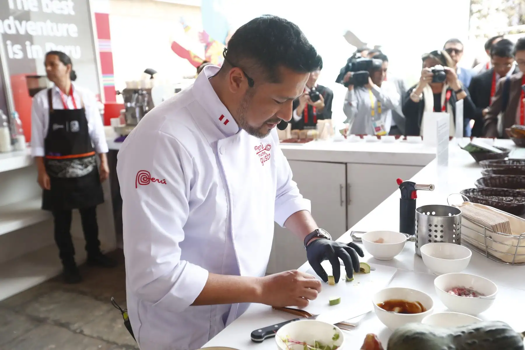 En el marco del Foro de Cooperación Económica Asia-Pacífico APEC Perú 2024, se inauguró la zona de Promperú en el Centro Internacional de Prensa del Ministerio de Cultura, en donde los visitantes podrán conocer importantes rasgos de la cultura peruana como la gastronomía y la música y danzas folclóricas. 
Foto: ANDINA/Daniel Bracamonte