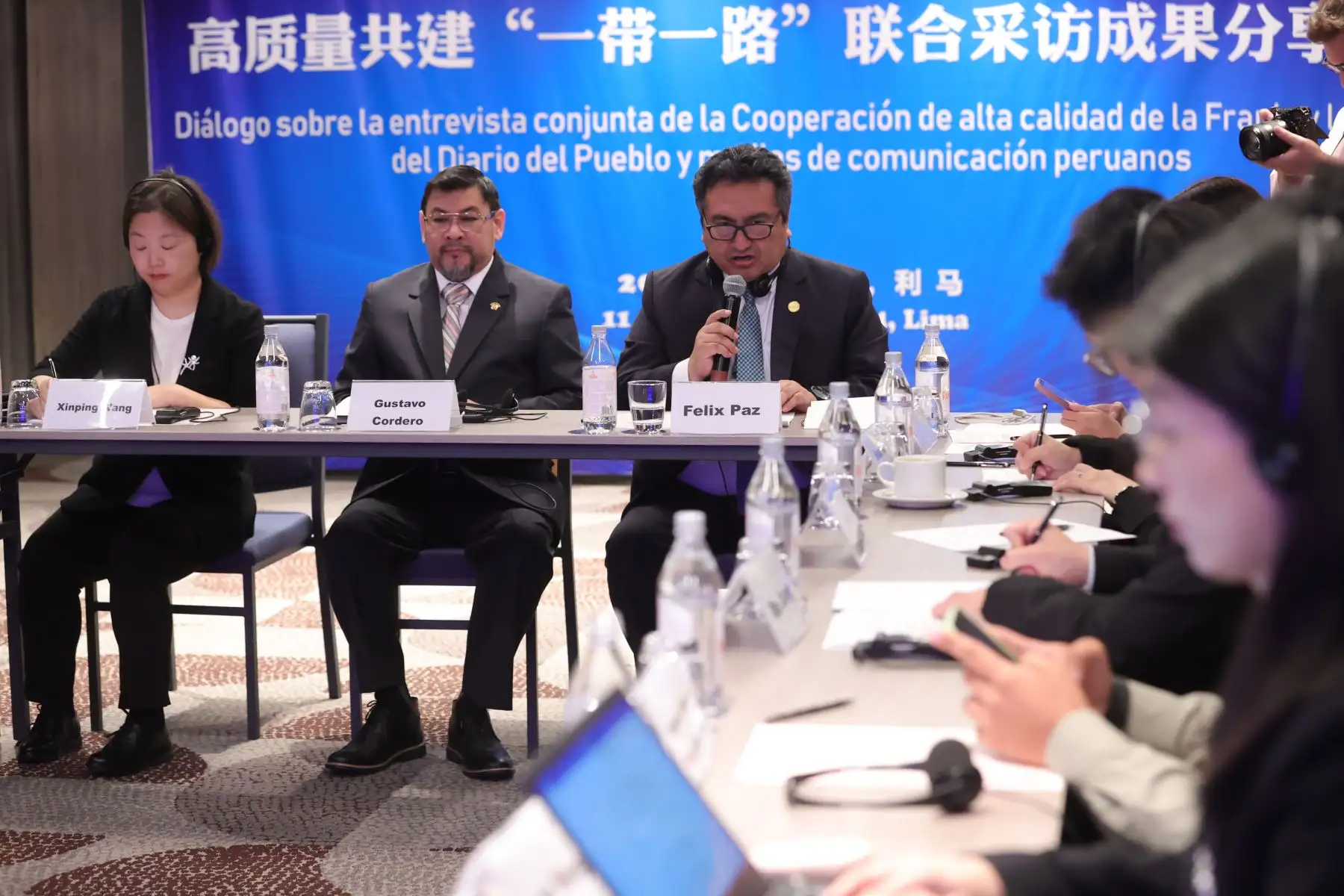 Periodistas de Editora Perú participan en el "Diálogo sobre la entrevista conjunta de la Cooperación de alta calidad de la Franja y la Ruta Diario del Pueblo y medios de comunicación peruanos". Foto: ANDINA/Melina Mejía