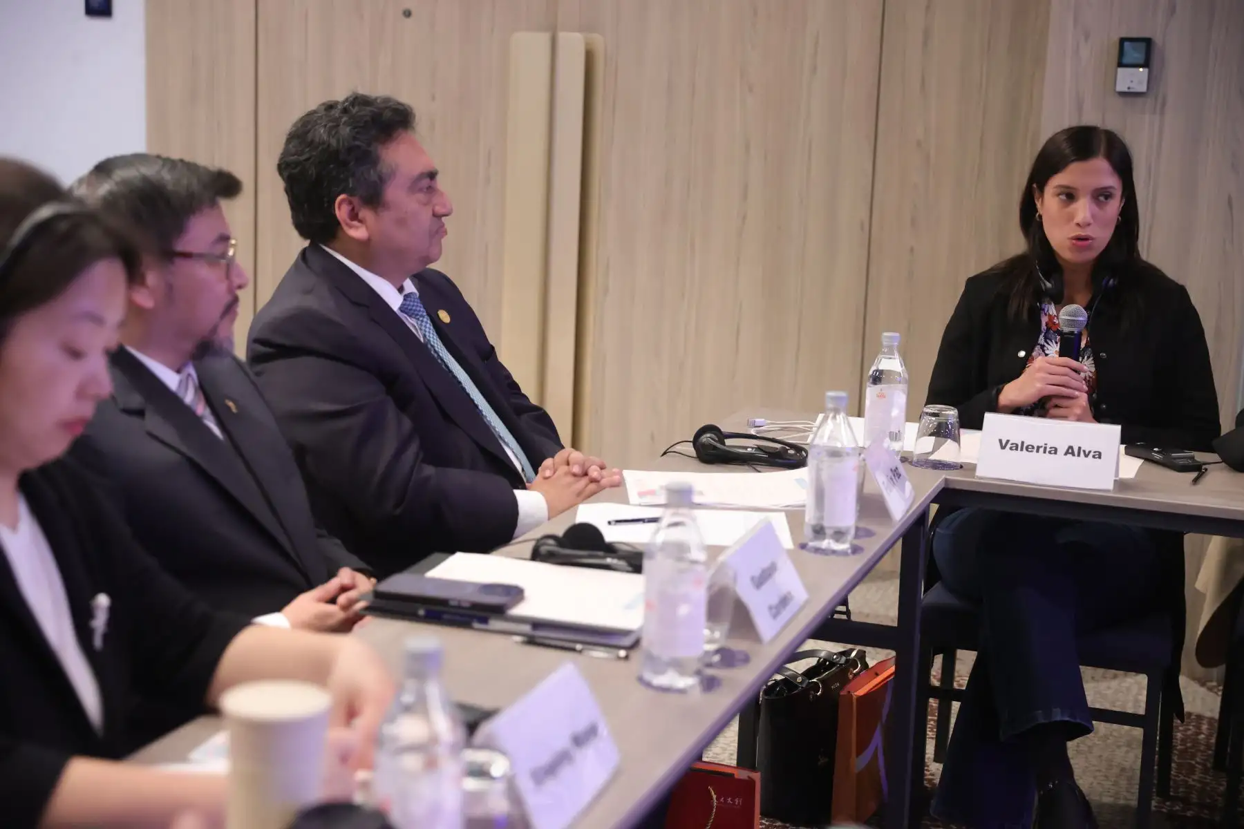 Periodistas de Editora Perú participan en el "Diálogo sobre la entrevista conjunta de la Cooperación de alta calidad de la Franja y la Ruta Diario del Pueblo y medios de comunicación peruanos". Foto: ANDINA/Melina Mejía