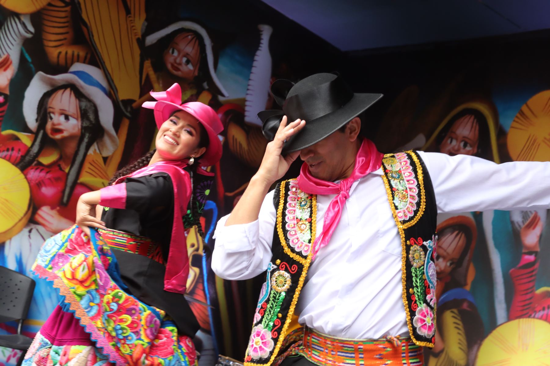 Espectáculo cultural Danza Huaylarsh presentado por PromPerú durante la cumbre APEC 2024, mostrando la riqueza y tradición de la cultura peruana. Foto: ANDINA/ Lino Chipana