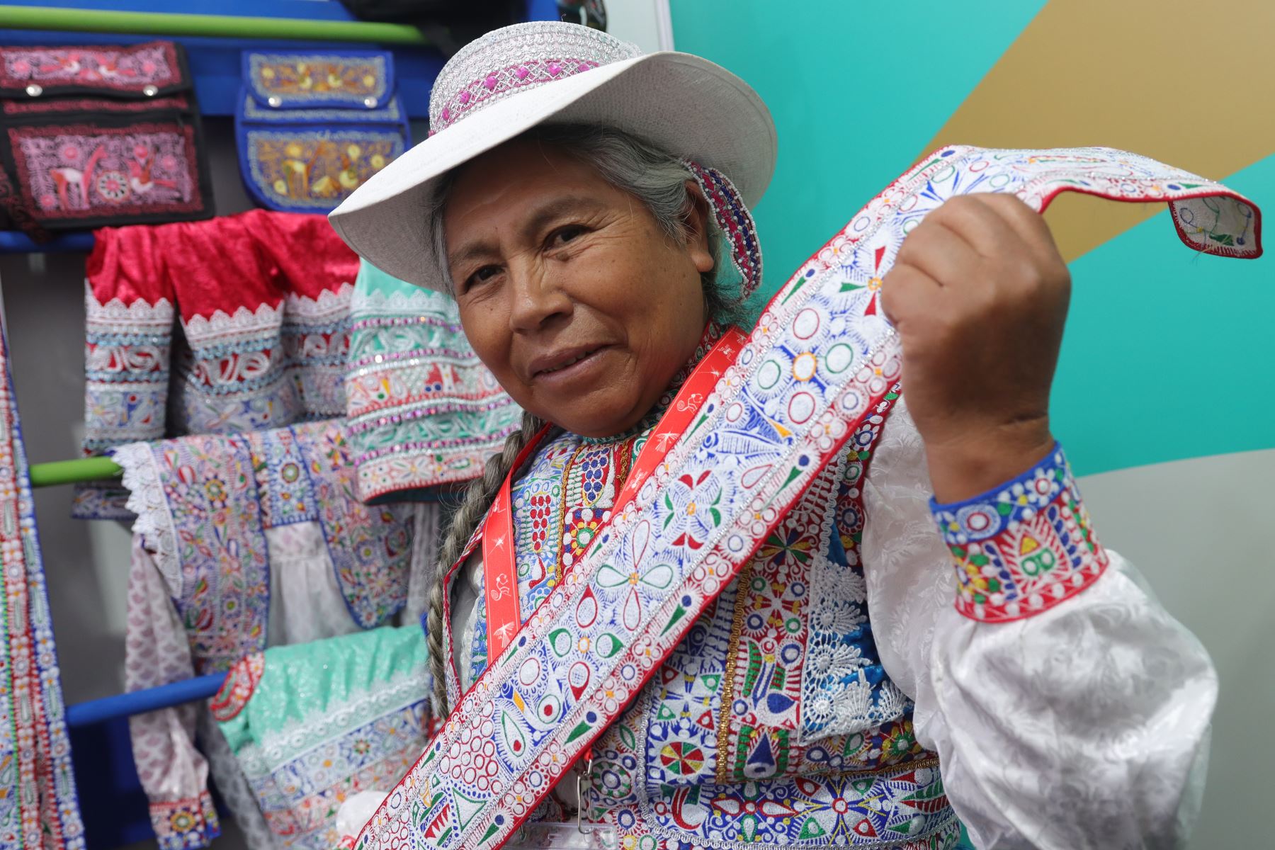 En el marco del Foro Internacional de Cooperación Económica Asia-Pacífico (APEC), en la sede del Ministerio Cultura en San Borja, se realiza una edición excepcional de la exposición venta de arte tradicional “Ruraq maki. Foto: ANDINA/ Lino Chipana
