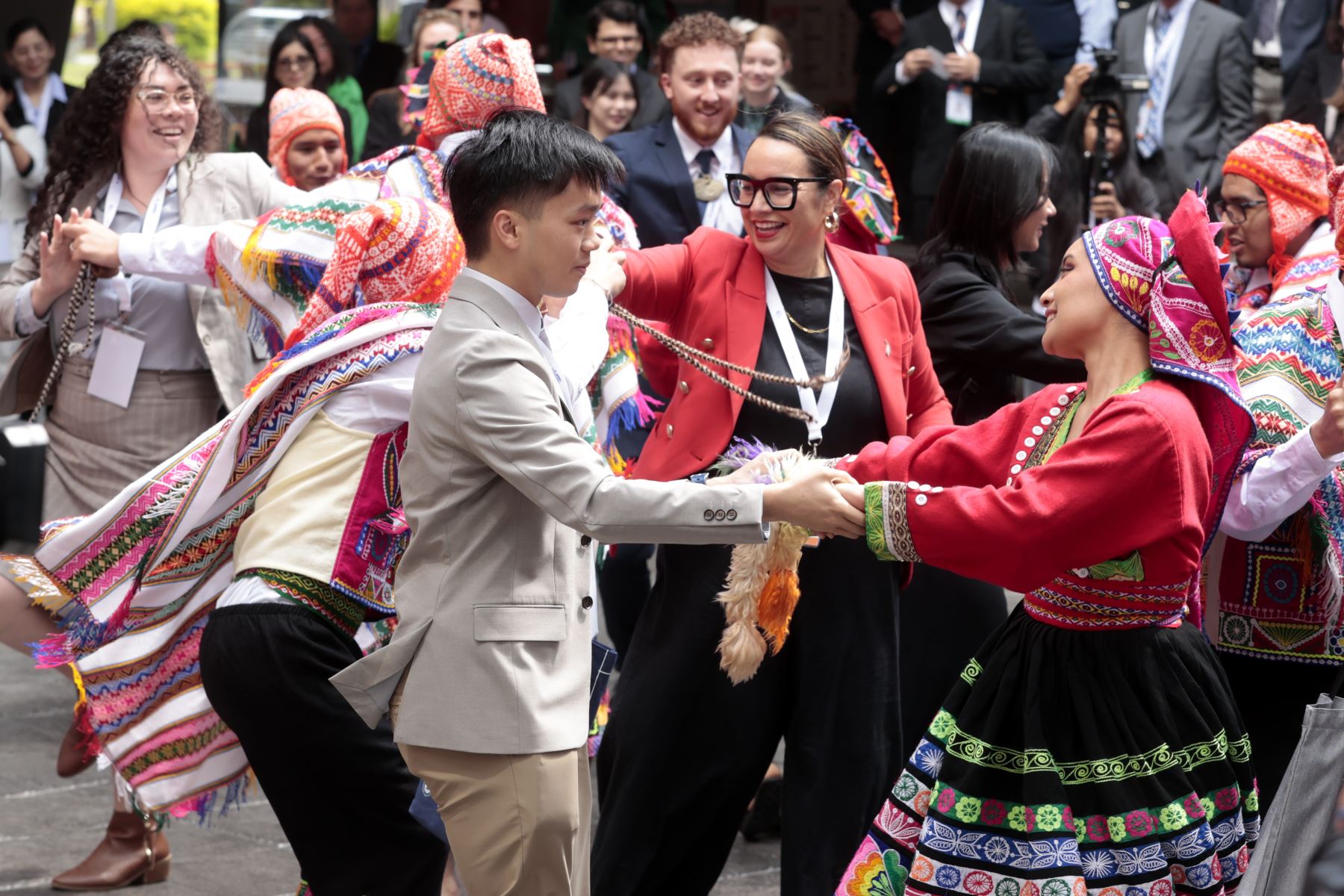 Jóvenes de las 21 economías en APEC Perú 2024 fueron invitados a bailar la valicha, una canción en ritmo de huayno de origen cusqueño. Foto: ANDINA/Vidal Tarqui