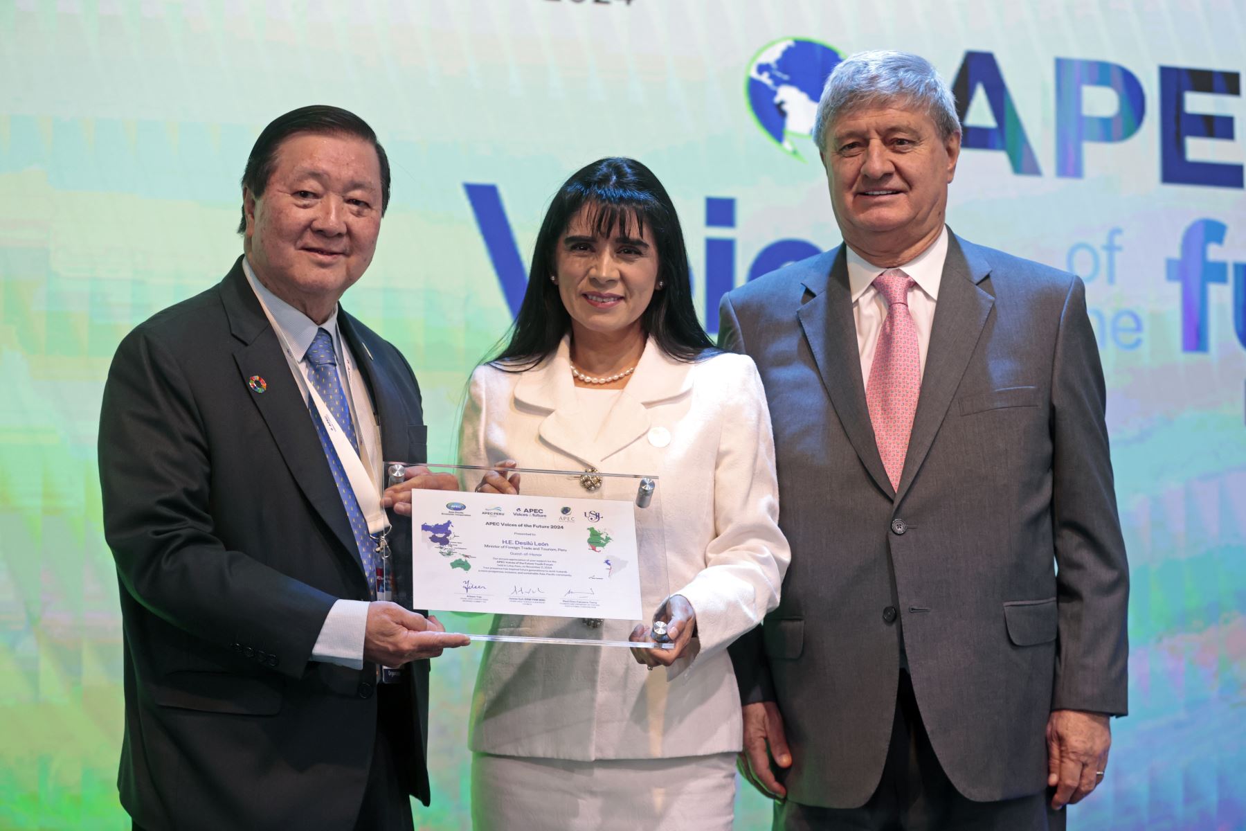 Desilú León, ministra de Comercio Exterior y Turismo, expone en la Universidad  San Ignacio de Loyola y el chair APEC iniciando el intercambio de conocimiento a través de presentaciones de invitados y delegados de Jóvenes de 21 economías en APEC 2024. 
Foto: ANDINA/Vidal Tarqui