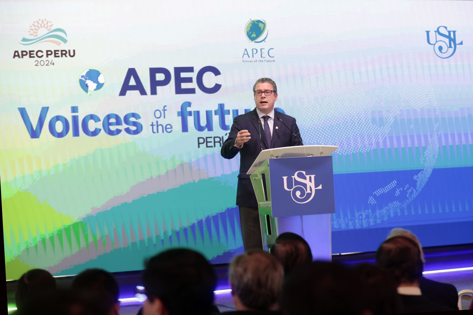 Morgan Quero, ministro de Educación, expone en la Universidad  San Ignacio de Loyola y el chair APEC iniciando el intercambio de conocimiento a través de presentaciones de invitados y delegados de Jóvenes de 21 economías en APEC 2024. 
Foto: ANDINA/Vidal Tarqui