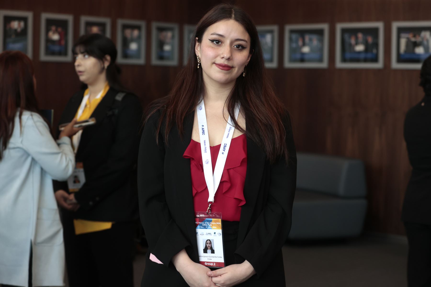 Catalina Ignacia Quintanilla Cortés de Chile, entrevista en la Universidad  San Ignacio de Loyola y el chair APEC iniciando el intercambio de conocimiento a través de presentaciones de invitados y delegados de Jóvenes de 21 economías en APEC 2024. 
Foto: ANDINA/Vidal Tarqui