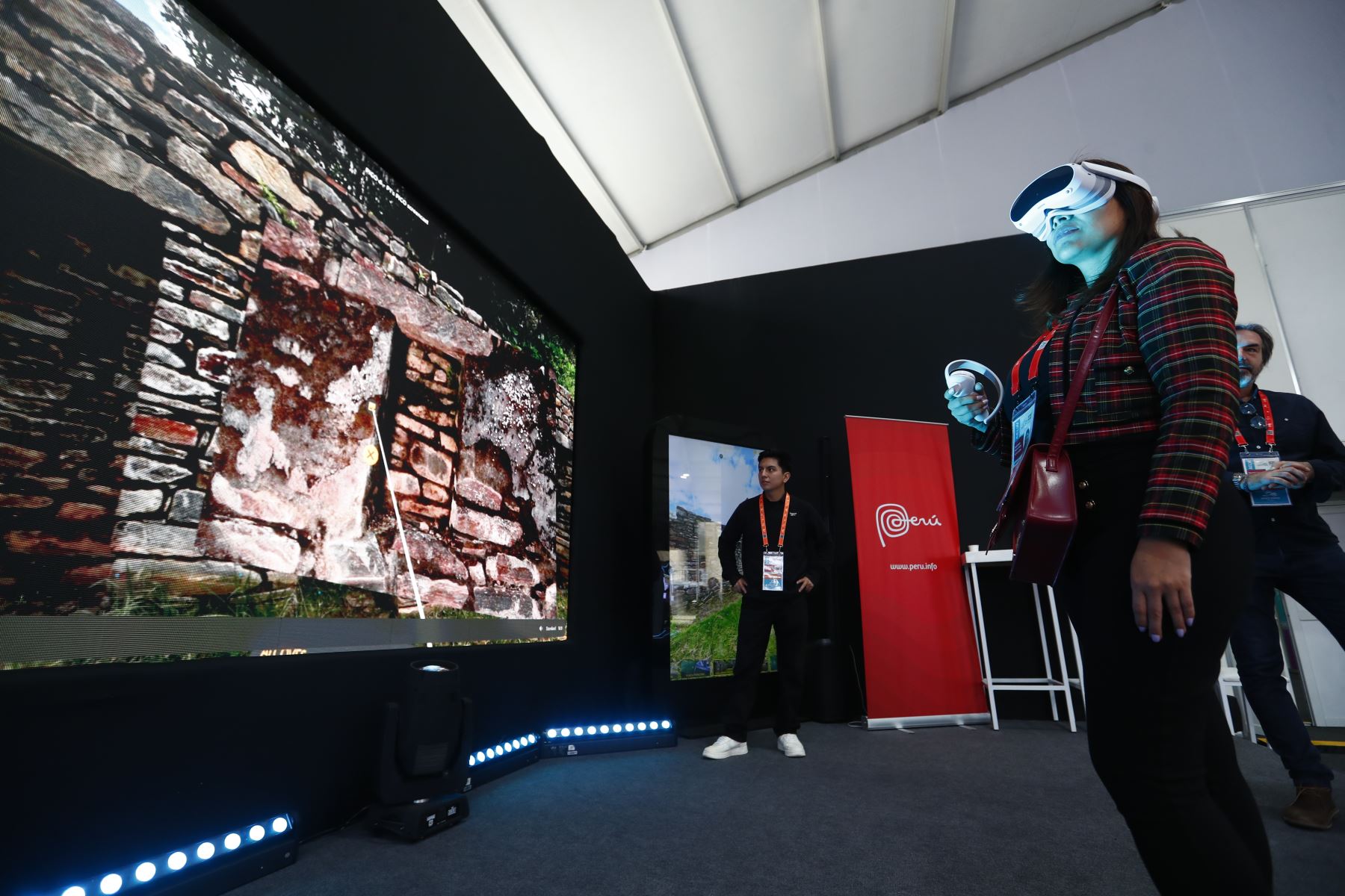 La ciudadela inca de gran potencial turístico, Choquequirao, protagoniza un producto de realidad virtual que es exhibido en el Centro Internacional de Prensa de APEC Perú 2024, en la sede del Ministerio de Cultura. Foto:ANDINA/Daniel Bracamonte