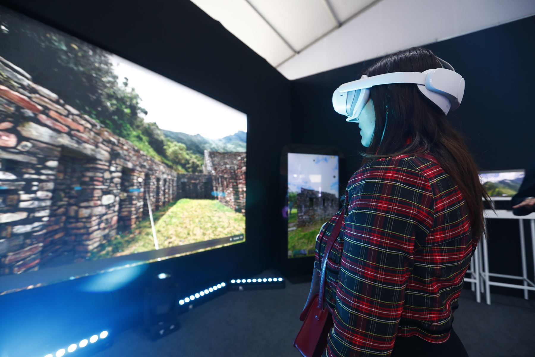 La ciudadela inca de gran potencial turístico, Choquequirao, protagoniza un producto de realidad virtual que es exhibido en el Centro Internacional de Prensa de APEC Perú 2024, en la sede del Ministerio de Cultura. Foto:ANDINA/Daniel Bracamonte