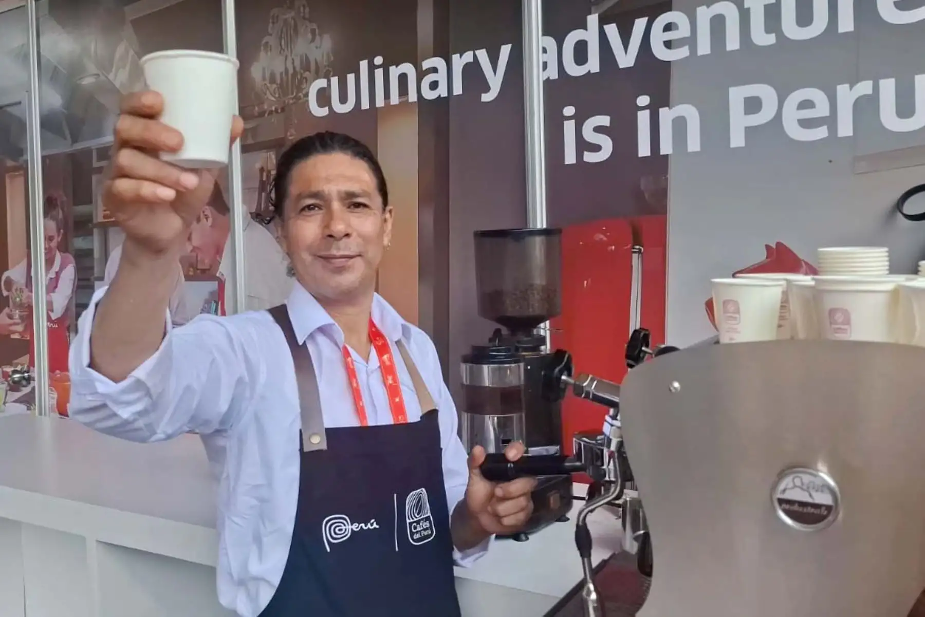 Erick Vásquez, responsable del área de exposición y activación de café implementada por Promperú en la explanada del Ministerio de Cultura, sede principal del Foro APEC- Perú, manifestó que se sirven más de 200 tazas diarias de café en diferentes presentaciones. Foto: ANDINA/ Karina Garay