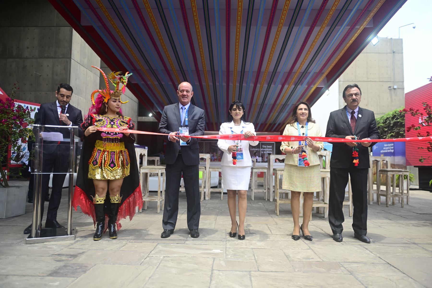 La ministra de Comercio Exterior y Turismo, Desilú León, inaugura la Barra 360º que mostraré en la sede de las reuniones de líderes del Foro APEC, la diversidad cultural y gastronómica del Perú. ANDINA/Difusión