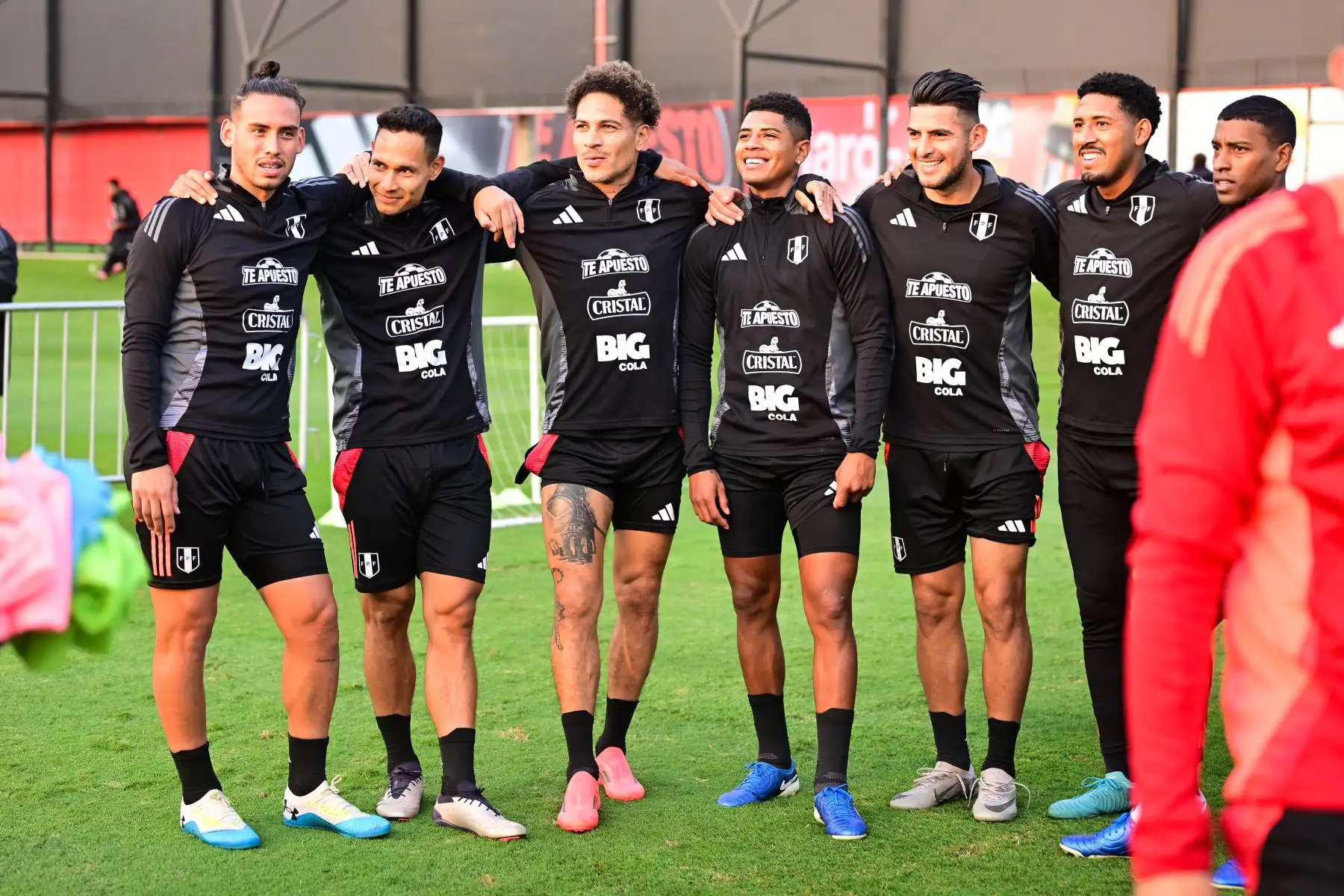 El encuentro entre peruanos y chilenos, que fue pactado para el viernes 16 de noviembre, a las 20:30 horas, será una lucha sin cuartel de dos selecciones que están en los dos últimos lugares de la tabla de las Clasificatorias con escasas opciones de clasificar a la próxima cita mundial del 2026. Solo un triunfo podría cambiar esta situación y les devolvería a la vida. Foto: ANDINA/FPF