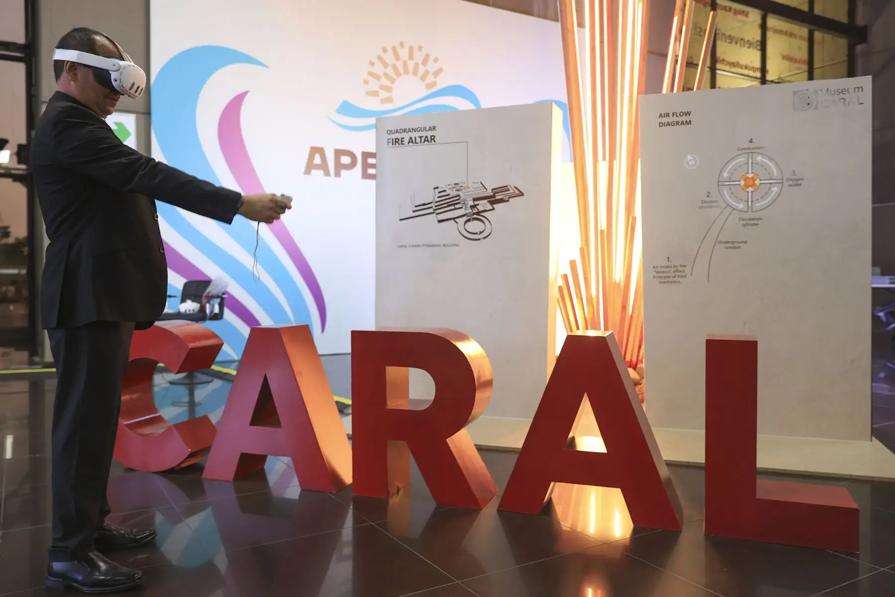 La cultura Caral se muestra a través de la tecnología de realidad virtual en las instalaciones del APEC 2024. Foto: ANDINA/Jhonel Rodríguez Robles