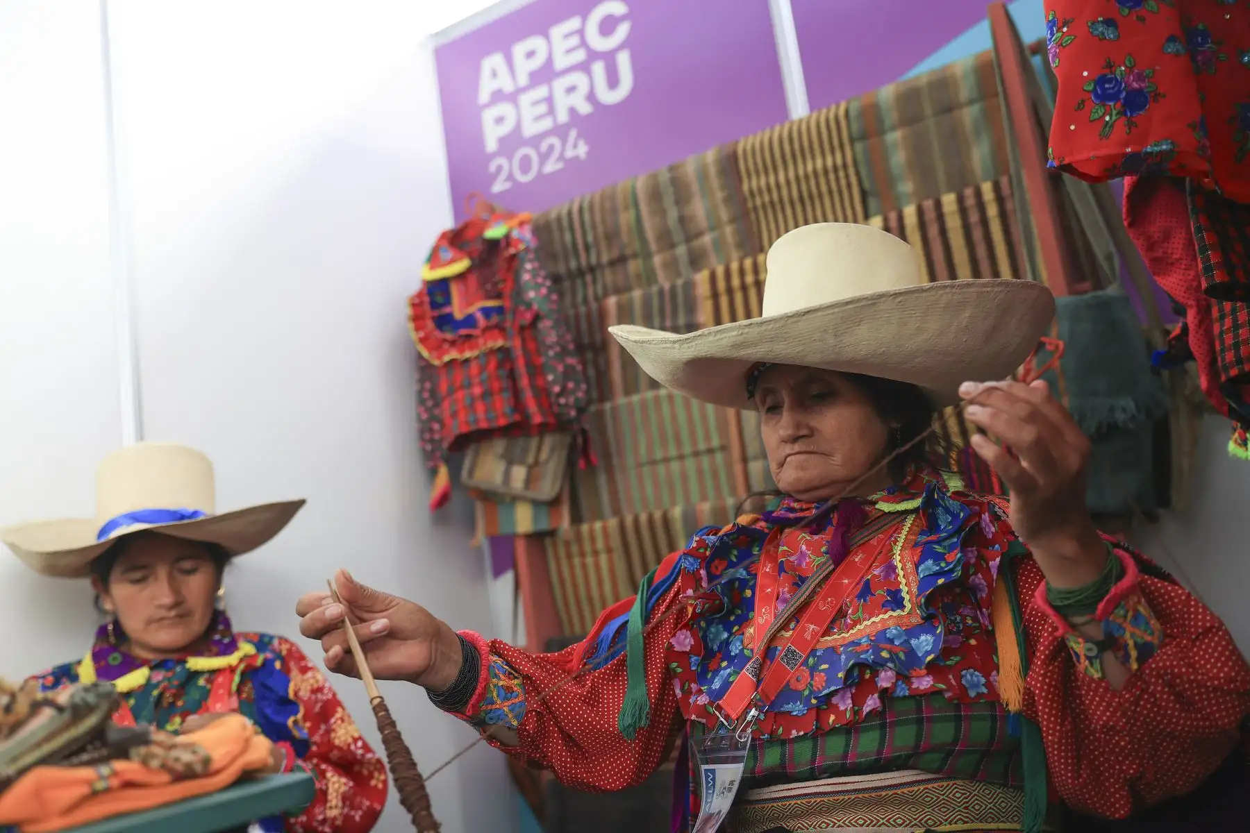 Artesanos de Ruraq Maki muestran sus creaciones en el marco del APEC 2024. Foto: ANDINA/Jhonel Rodríguez Robles