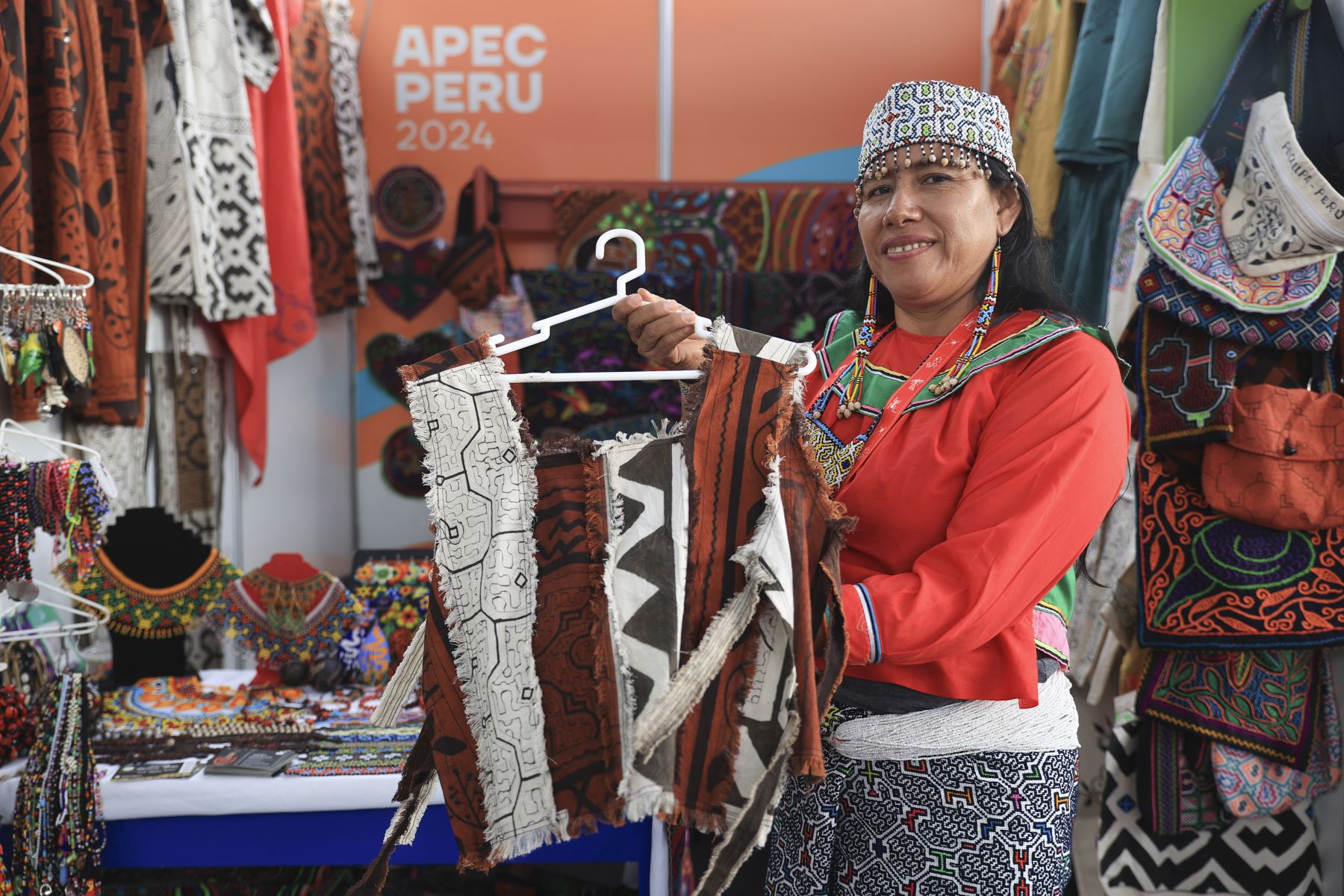 Delegados de APEC pueden acceder a las innumerables piezas hechas por artesanos peruanos en Ruraq Maki. Fotos. : ANDINA/Daniel Bracamonte