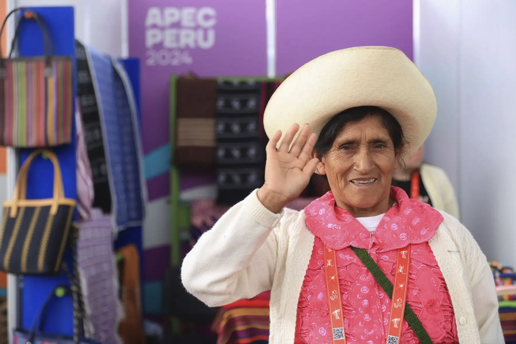 Artesanos de Ruraq Maki muestran sus creaciones en el marco del APEC 2024. Foto: ANDINA/Jhonel Rodríguez Robles