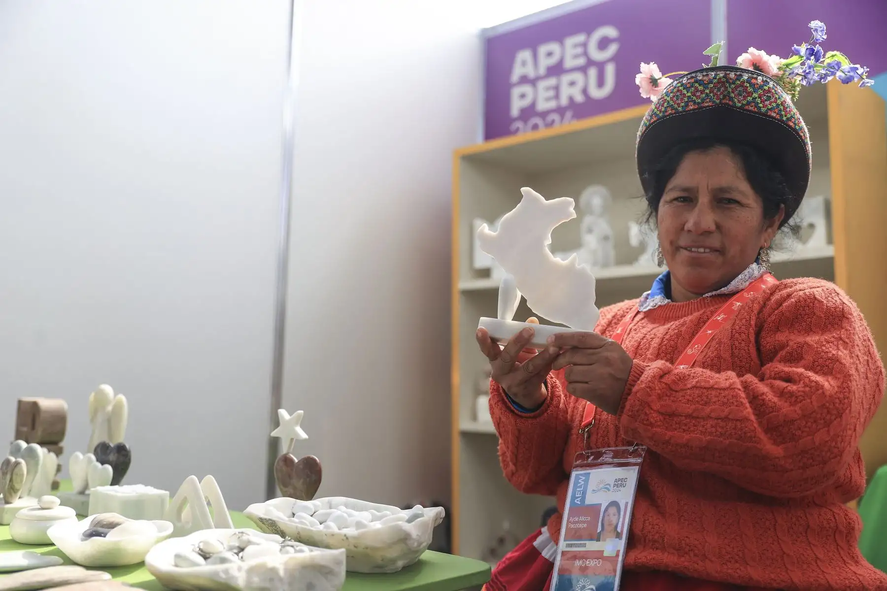 Artesanos de Ruraq Maki muestran sus creaciones en el marco del APEC 2024. Foto: ANDINA/Jhonel Rodríguez Robles