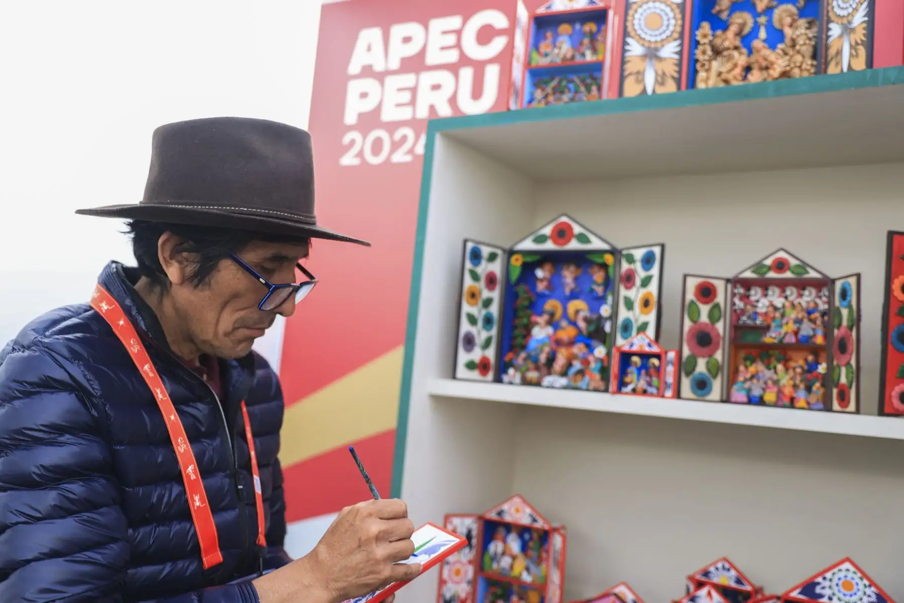 Artesanos de Ruraq Maki muestran sus creaciones en el marco del APEC 2024. Foto: ANDINA/Jhonel Rodríguez Robles