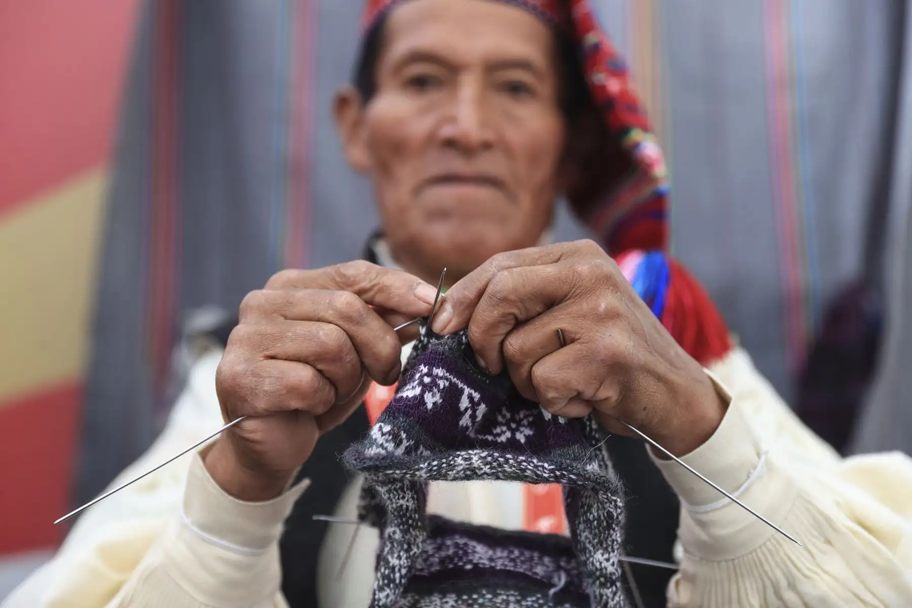 Artesanos de Ruraq Maki muestran sus creaciones en el marco del APEC 2024. Foto: ANDINA/Jhonel Rodríguez Robles