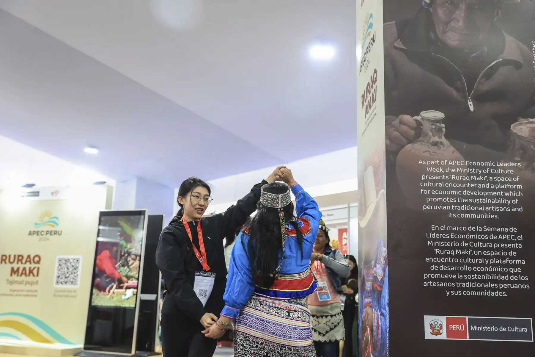 Artesanos de Ruraq Maki muestran sus creaciones en el marco del APEC 2024. Foto: ANDINA/Jhonel Rodríguez Robles