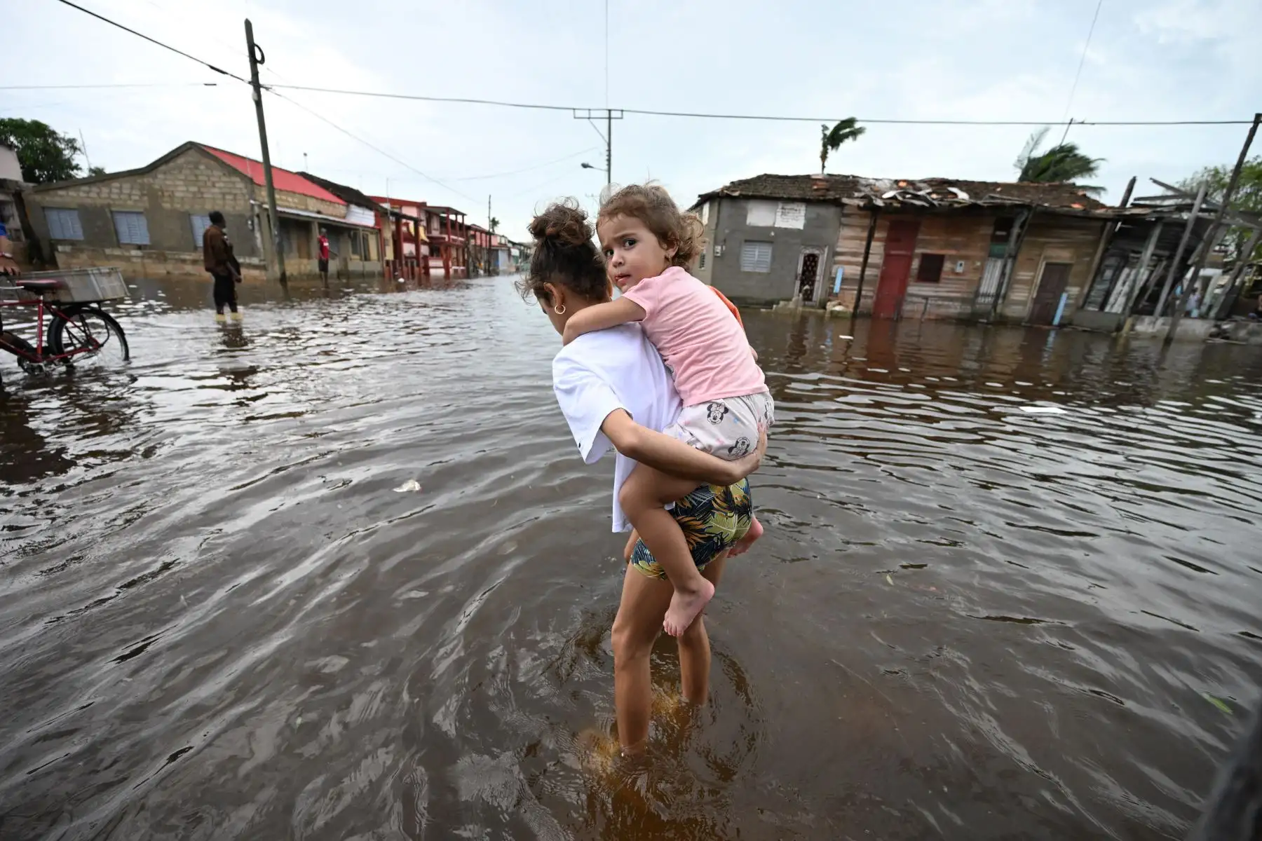 El Perú extiende su solidaridad al Gobierno y al pueblo cubanos por los graves daños materiales causados por el huracán Rafael sobre el sector agrícola, red eléctrica y suministro de agua y hace votos por el pronto retorno de todos los evacuados a sus hogares, expresó la cancillería peruana a través del Comunicado Oficial N° 046 - 24. Foto: AFP