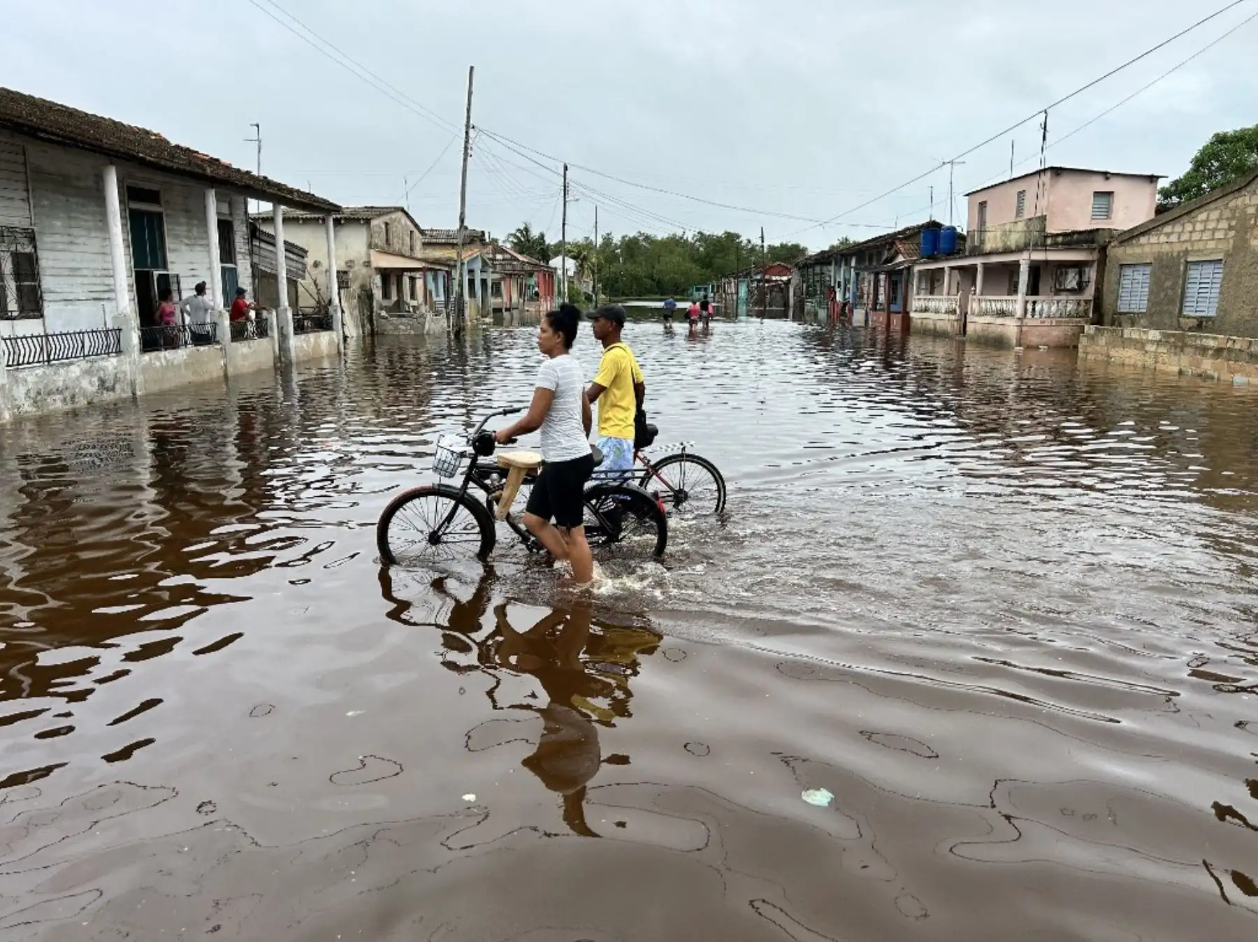 El Servicio Geológico de Estados Unidos (USGS) situó el epicentro del primer sismo a 23,5 kilómetros de profundidad en el océano, cerca de la costa de Bartolomé Masó, en la provincia de Granma, y a unos 175 kilómetros de Santiago de Cuba, la segunda ciudad más grande del país. Foto: AFP