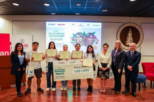 La Embajadora Stephanie Syptak-Ramnath premió a tres equipos ganadores de elaborar soluciones innovadoras con apoyo de la tecnología para integrar a las mujeres indígenas en los mercados locales y globales. Foto: ANDINA/Difusión