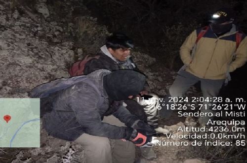 Policías de Alta Montaña de Arequipa rescatan a dos personas que se hallaban extraviadas en la ruta de ascenso al volcán Misti. ANDINA/Difusión