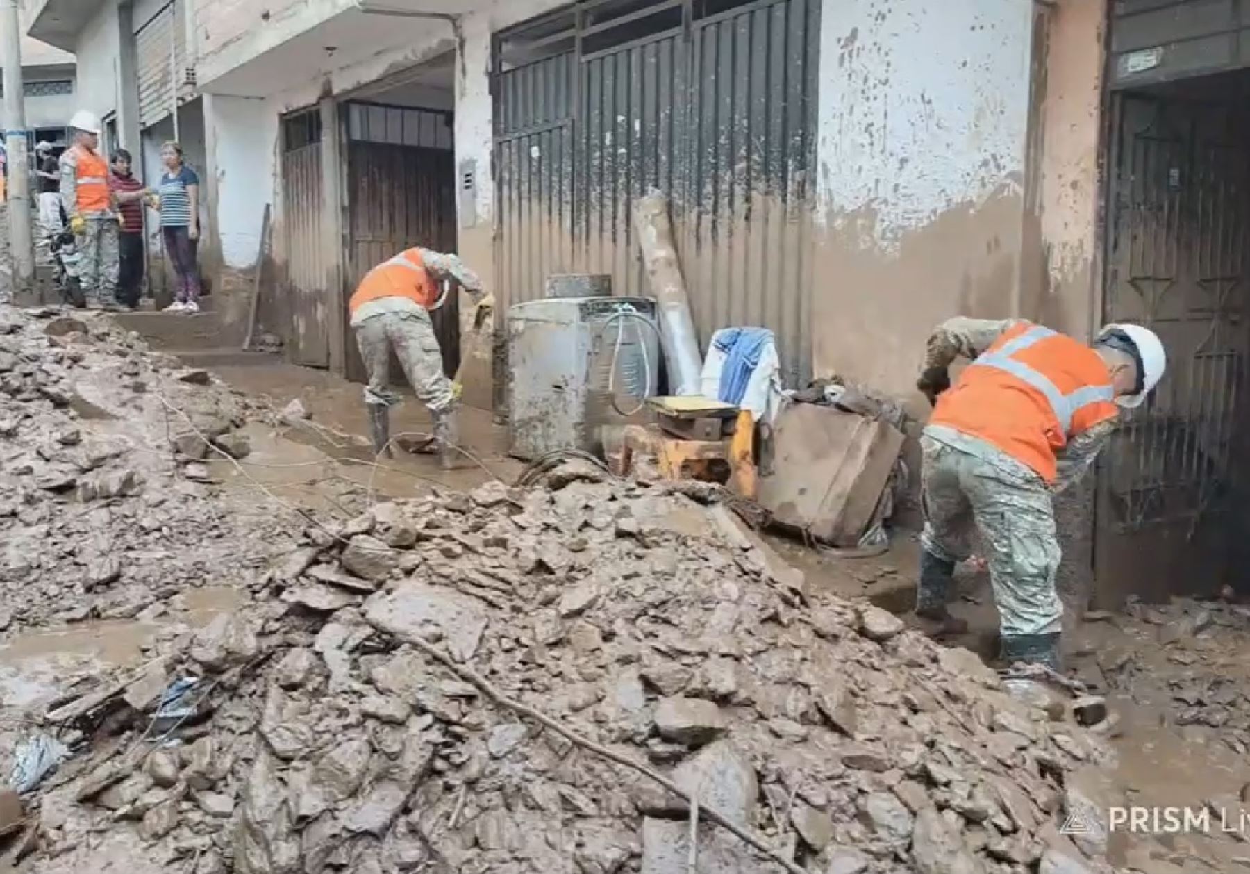 Miembros del Ejército del Perú participan en las labores de limpieza de las viviendas y calles afectadas por los huaicos que cayeron en varios distritos de la ciudad de Huánuco. ANDINA/Difusión