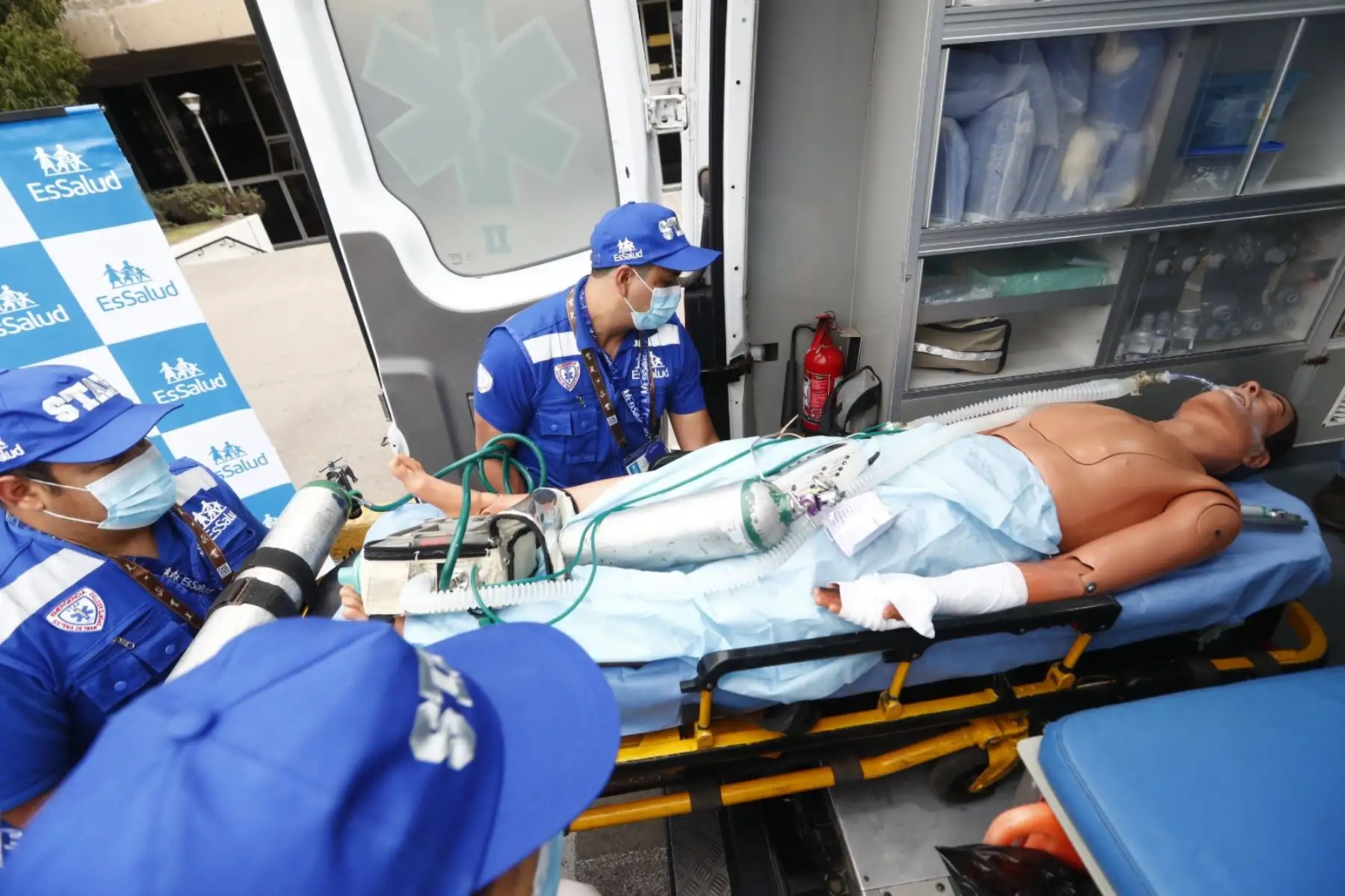 EsSalud presentó las ambulancias tipo II y tipo III que brindarán primeros auxilios ante emergencias médicas que se susciten durante el Foro de Cooperación Económica Asia-Pacífico APEC Perú 2024 que se realiza en Lima hasta el sábado 16 de noviembre. Foto: ANDINA/Daniel Bracamonte