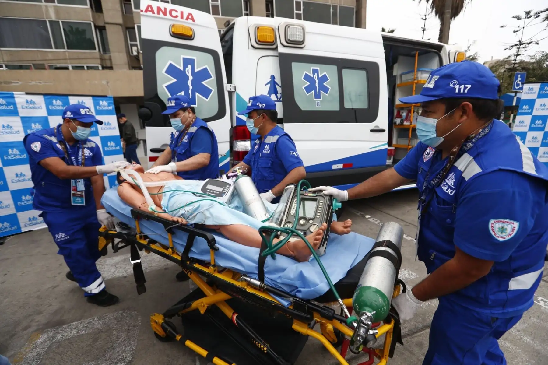 EsSalud presentó las ambulancias tipo II y tipo III que brindarán primeros auxilios ante emergencias médicas que se susciten durante el Foro de Cooperación Económica Asia-Pacífico APEC Perú 2024 que se realiza en Lima hasta el sábado 16 de noviembre. Foto: ANDINA/Daniel Bracamonte