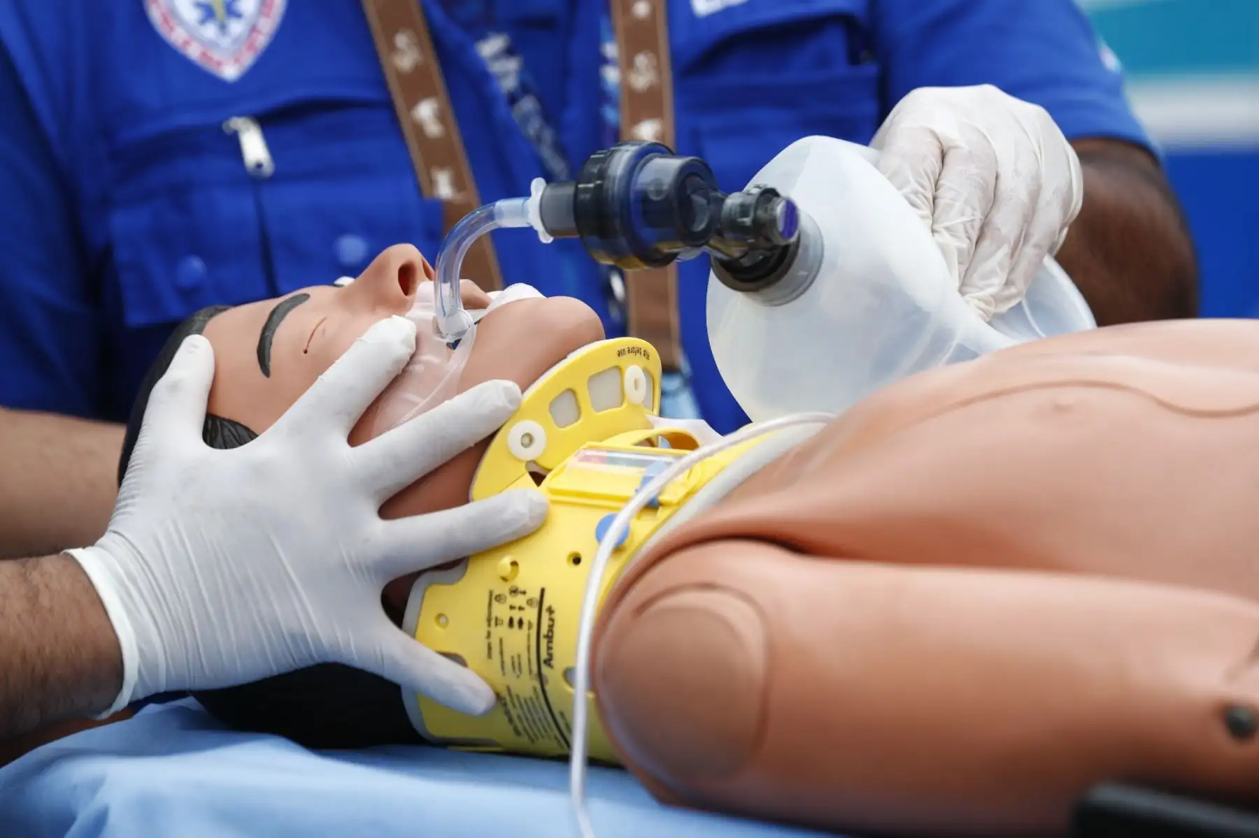 Las 6 ambulancias de EsSalud de atención médica durante el Foro de Cooperación Económica Asia-Pacífico APEC Perú 2024 son conocidas como " UCI móvil" y están muy bien equipadas, incluyendo ventiladores mecánicos portátiles y bombas de infusión para brindar soporte vital avanzado a pacientes en estado crítico. Foto: ANDINA/Daniel Bracamonte