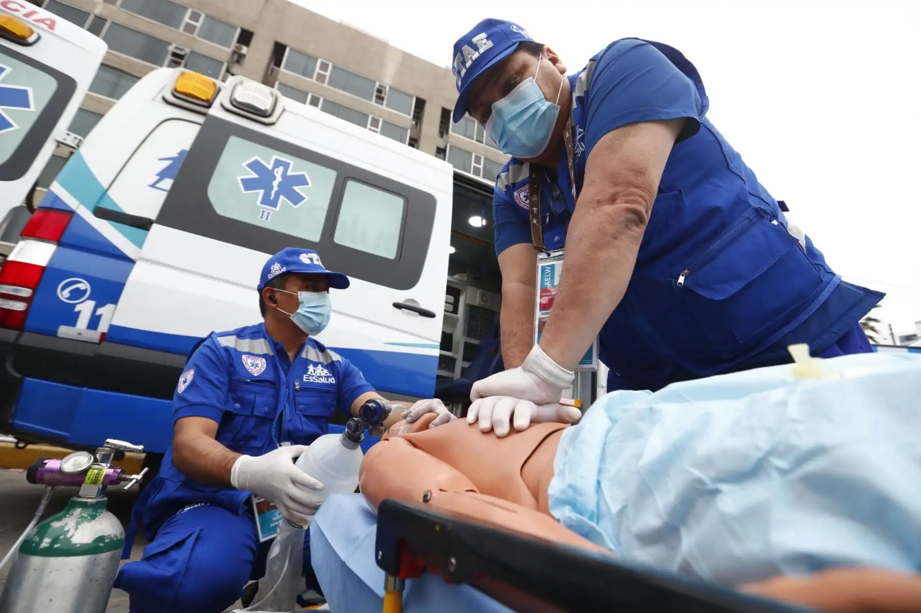 Las 6 ambulancias de EsSalud de atención médica durante el Foro de Cooperación Económica Asia-Pacífico APEC Perú 2024 son conocidas como " UCI móvil" y están muy bien equipadas, incluyendo ventiladores mecánicos portátiles y bombas de infusión para brindar soporte vital avanzado a pacientes en estado crítico. Foto: ANDINA/Daniel Bracamonte