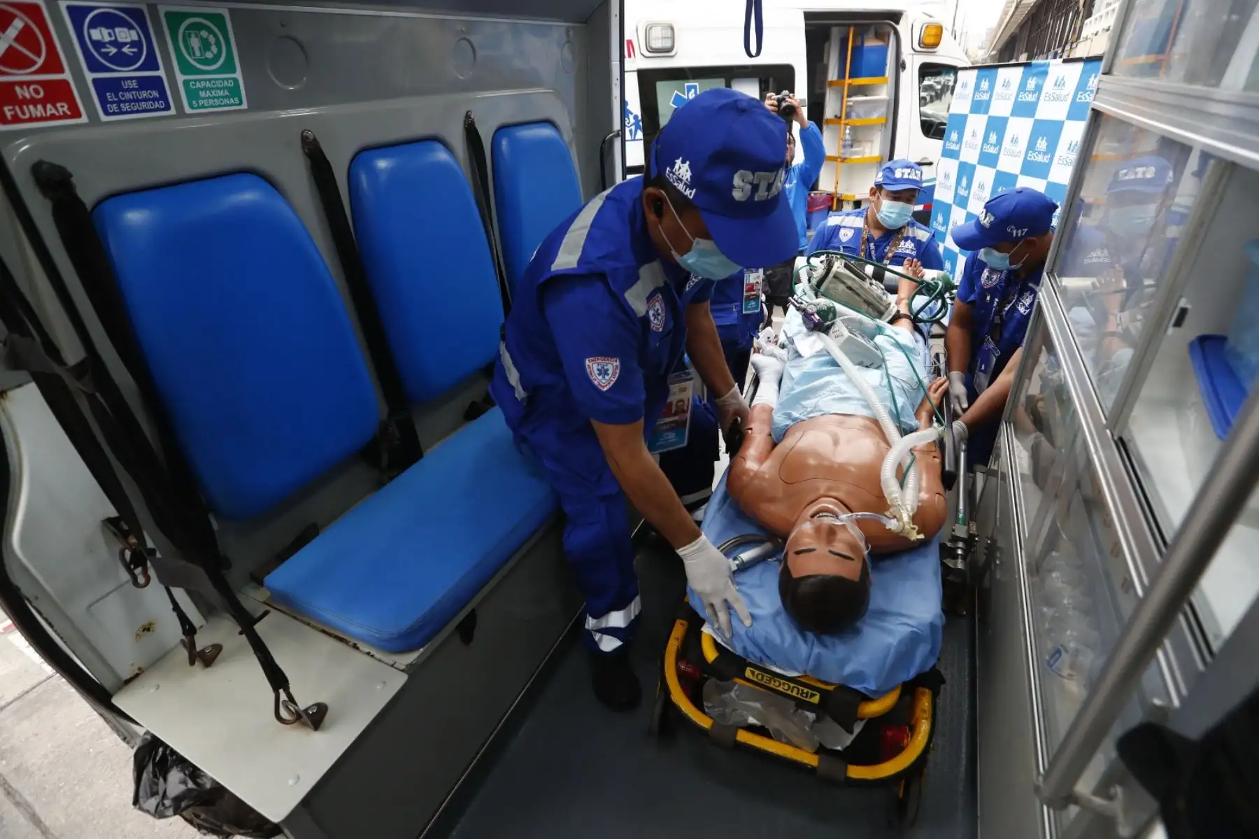 Las 6 ambulancias de EsSalud de atención médica durante el Foro de Cooperación Económica Asia-Pacífico APEC Perú 2024 son conocidas como " UCI móvil" y están muy bien equipadas, incluyendo ventiladores mecánicos portátiles y bombas de infusión para brindar soporte vital avanzado a pacientes en estado crítico. Foto: ANDINA/Daniel Bracamonte